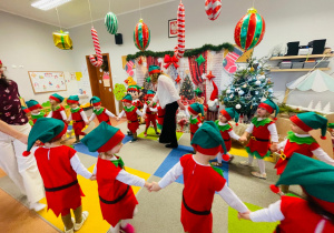 „Choinka Krasnoludków..." - Uroczystość Choinkowa w grupie IX