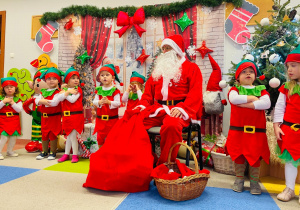 „Choinka Krasnoludków..." - Uroczystość Choinkowa w grupie IX