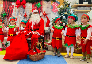 „Choinka Krasnoludków..." - Uroczystość Choinkowa w grupie IX