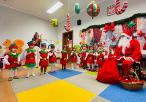 „Choinka Krasnoludków..." - Uroczystość Choinkowa w grupie IX
