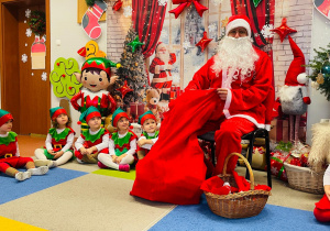 „Choinka Krasnoludków..." - Uroczystość Choinkowa w grupie IX