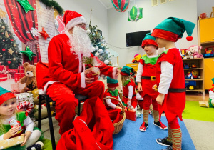 „Choinka Krasnoludków..." - Uroczystość Choinkowa w grupie IX