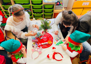 „Choinka Krasnoludków..." - Uroczystość Choinkowa w grupie IX