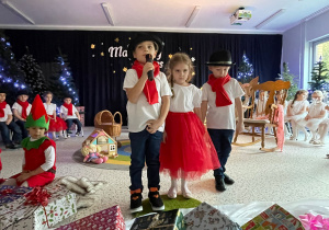 „Gwiazdkowy prezent” – uroczystość bożonarodzeniowa w gr. XII