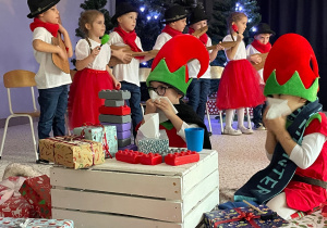 „Gwiazdkowy prezent” – uroczystość bożonarodzeniowa w gr. XII