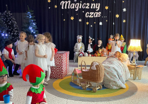 „Gwiazdkowy prezent” – uroczystość bożonarodzeniowa w gr. XII