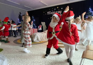 „Gwiazdkowy prezent” – uroczystość bożonarodzeniowa w gr. XII