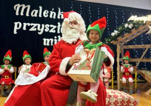 Przedstawienie świąteczne "Elfy wesołe"- grupa VII