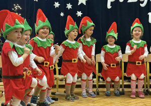 Przedstawienie świąteczne "Elfy wesołe"- grupa VII