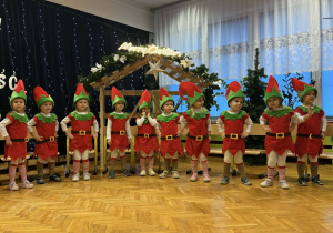 Przedstawienie świąteczne "Elfy wesołe"- grupa VII