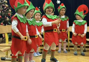 Przedstawienie świąteczne "Elfy wesołe"- grupa VII
