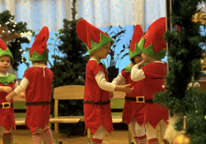 Przedstawienie świąteczne "Elfy wesołe"- grupa VII