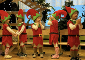 Przedstawienie świąteczne "Elfy wesołe"- grupa VII