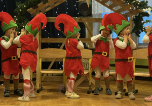 Przedstawienie świąteczne "Elfy wesołe"- grupa VII