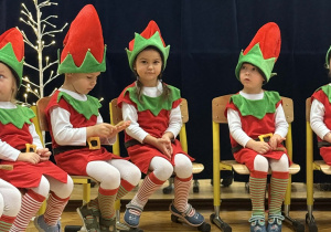 Przedstawienie świąteczne "Elfy wesołe"- grupa VII