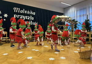 Przedstawienie świąteczne "Elfy wesołe"- grupa VII