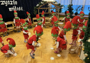 Przedstawienie świąteczne "Elfy wesołe"- grupa VII