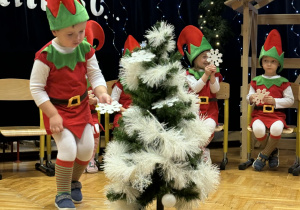 Przedstawienie świąteczne "Elfy wesołe"- grupa VII