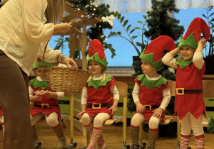 Przedstawienie świąteczne "Elfy wesołe"- grupa VII