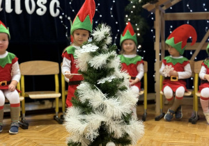 Przedstawienie świąteczne "Elfy wesołe"- grupa VII