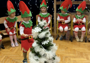 Przedstawienie świąteczne "Elfy wesołe"- grupa VII