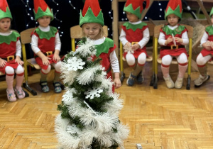 Przedstawienie świąteczne "Elfy wesołe"- grupa VII