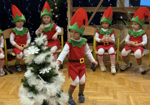 Przedstawienie świąteczne "Elfy wesołe"- grupa VII