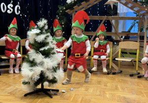 Przedstawienie świąteczne "Elfy wesołe"- grupa VII