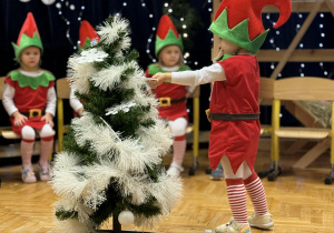 Przedstawienie świąteczne "Elfy wesołe"- grupa VII