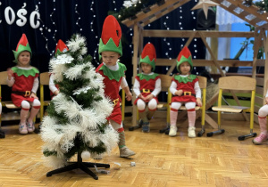Przedstawienie świąteczne "Elfy wesołe"- grupa VII