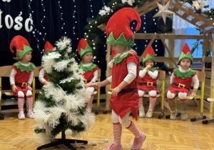 Przedstawienie świąteczne "Elfy wesołe"- grupa VII