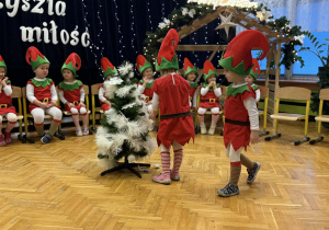 Przedstawienie świąteczne "Elfy wesołe"- grupa VII