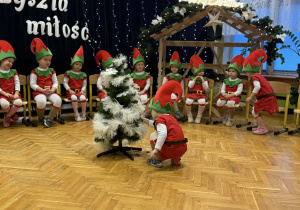 Przedstawienie świąteczne "Elfy wesołe"- grupa VII