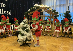 Przedstawienie świąteczne "Elfy wesołe"- grupa VII