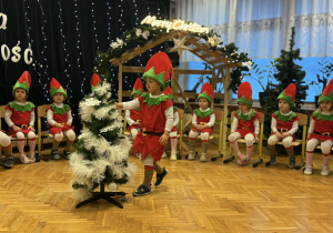 Przedstawienie świąteczne "Elfy wesołe"- grupa VII