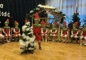 Przedstawienie świąteczne "Elfy wesołe"- grupa VII