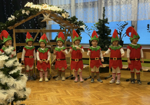 Przedstawienie świąteczne "Elfy wesołe"- grupa VII