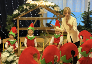Przedstawienie świąteczne "Elfy wesołe"- grupa VII