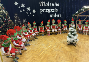 Przedstawienie świąteczne "Elfy wesołe"- grupa VII