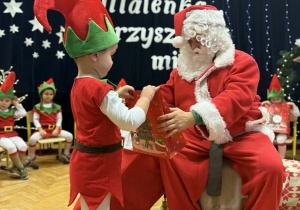 Przedstawienie świąteczne "Elfy wesołe"- grupa VII