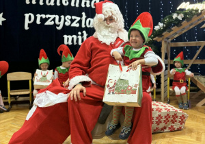 Przedstawienie świąteczne "Elfy wesołe"- grupa VII