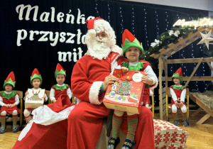 Przedstawienie świąteczne "Elfy wesołe"- grupa VII