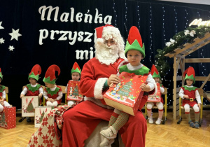 Przedstawienie świąteczne "Elfy wesołe"- grupa VII