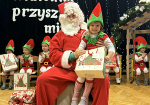 Przedstawienie świąteczne "Elfy wesołe"- grupa VII