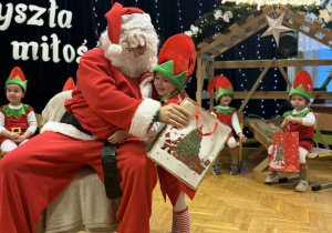 Przedstawienie świąteczne "Elfy wesołe"- grupa VII