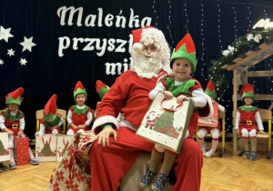 Przedstawienie świąteczne "Elfy wesołe"- grupa VII