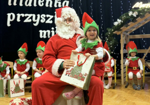 Przedstawienie świąteczne "Elfy wesołe"- grupa VII