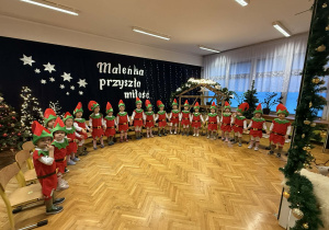 Przedstawienie świąteczne "Elfy wesołe"- grupa VII
