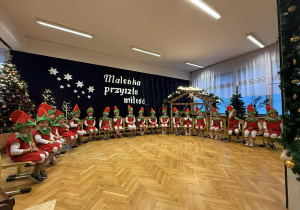 Przedstawienie świąteczne "Elfy wesołe"- grupa VII