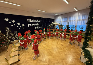 Przedstawienie świąteczne "Elfy wesołe"- grupa VII